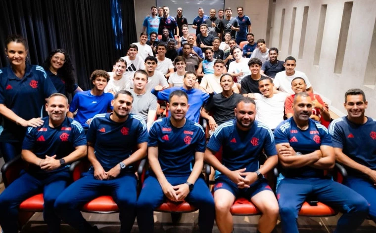 冠军聊天：若日尼奥在乌鲁布与 17 岁以下运动员交谈